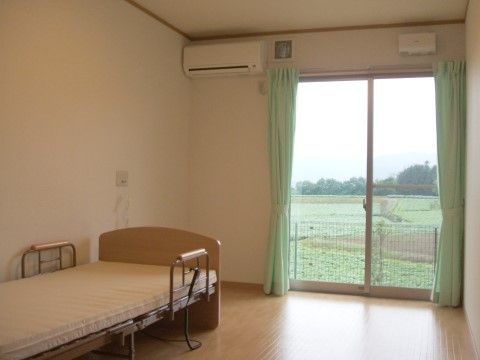 広々とした居室にはベランダが付いており、外気を取り入れたり、緑豊かな景色を楽しむこともできる快適なお部屋である。