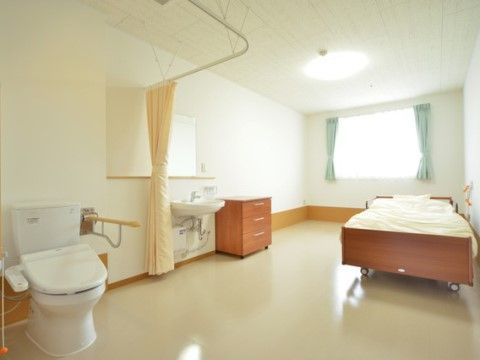 レールカーテンで仕切ることができるトイレが備え付けられた居室