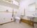 白を基調とした明るくい雰囲気のトイレには洗面スぺ―スが設けられている。車椅子の方にもストレスなく利用できる広々としたスペースがある。