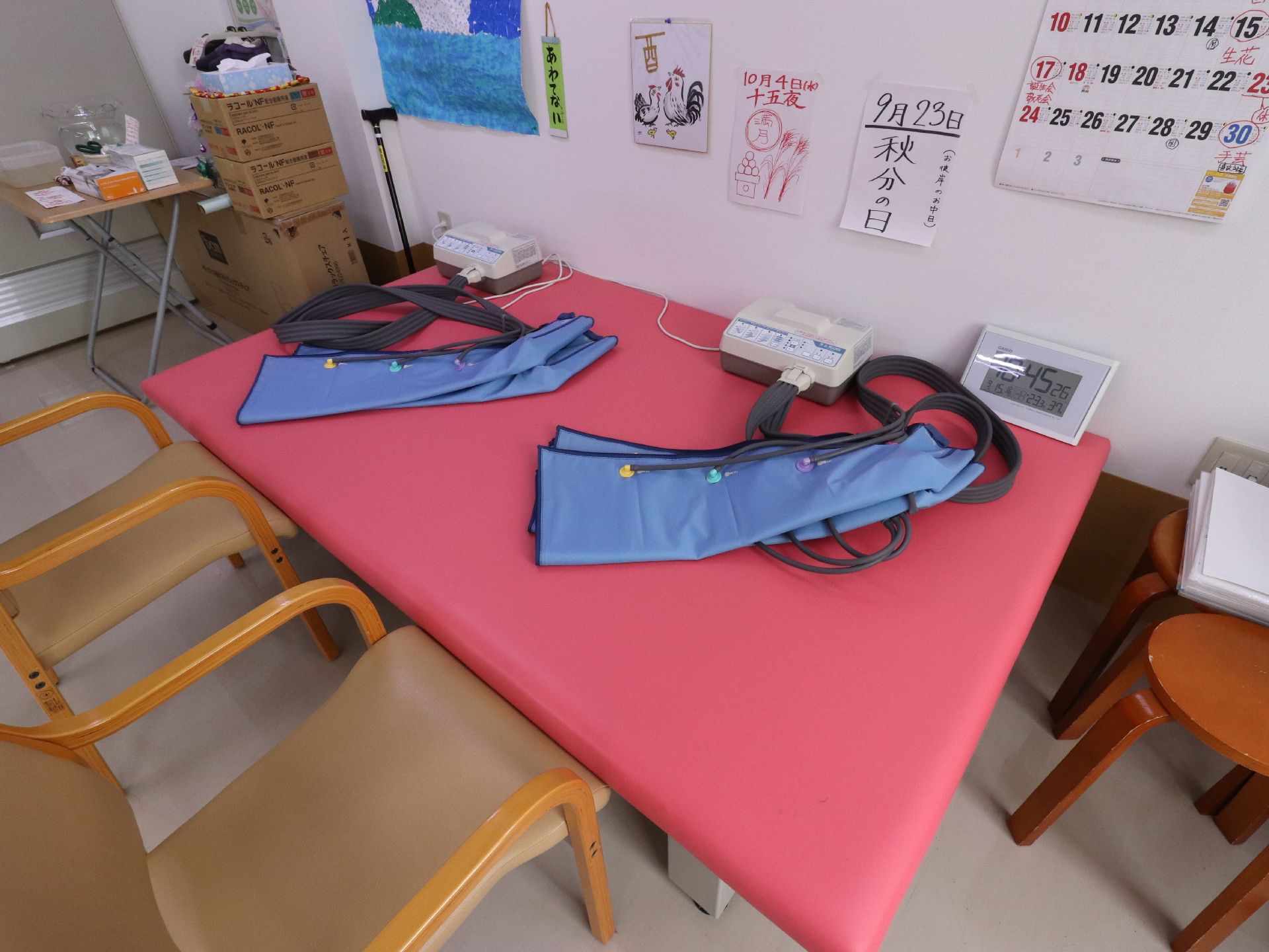 機能回復訓練に役立つ器具が完備されているリハビリルームには、健康管理のための測定器が2台完備されている。