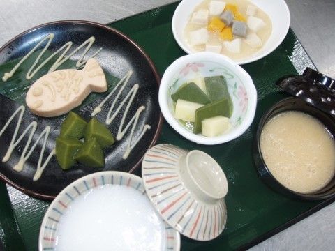 おかゆ、汁物、柔らかい煮物などの和風の介護食の様子。見た目にも楽しいデザートがついている食事である。
