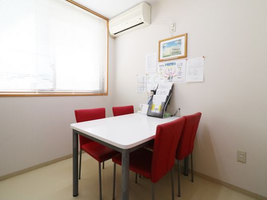 4人掛けテーブル付近