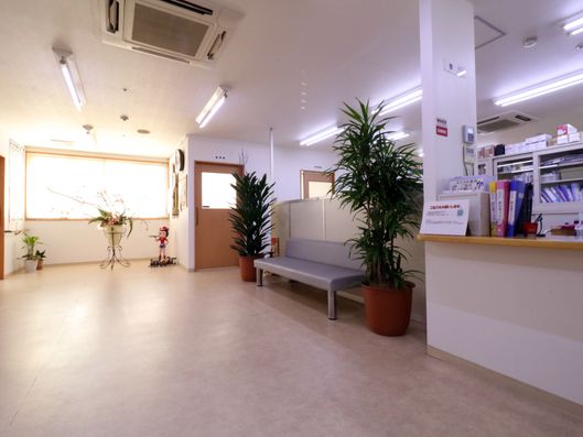 受付窓口と待合室