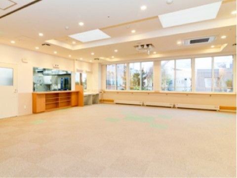 奥が一面大きな窓になっている、広々とした共有スペース