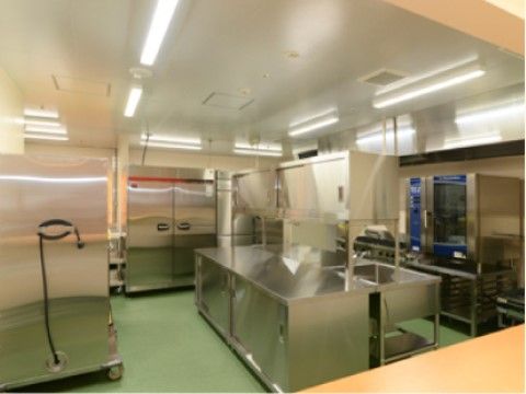 業務用冷蔵庫や大きなシンクが揃っているスタッフ用のキッチン