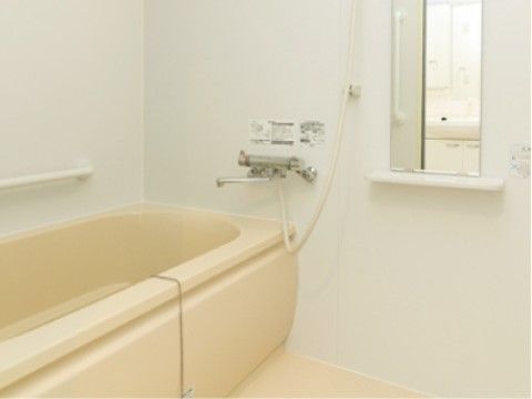 各居室のユニットバスは清潔感のある白を基調としている。手すりも備え付けられており、安全面に配慮されている。