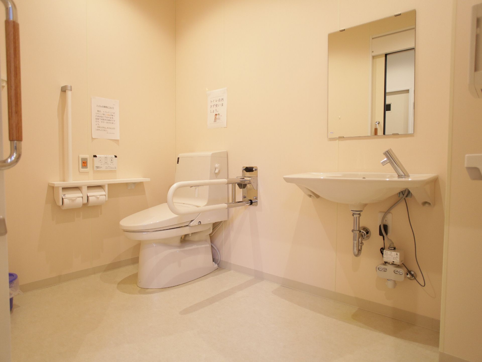 車椅子でも利用できる広いスペースの洋式トイレです。補助バーが設置されているので、足腰に負担がかからない安心設計です。