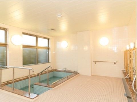浴槽へ入るためのステンレス製の手すりが設置されている大浴場