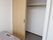 引き戸で開閉するクローゼットです。床は部屋から繋がって段差がなく、内部には棚があります。バーが設置されハンガーが使用できます。