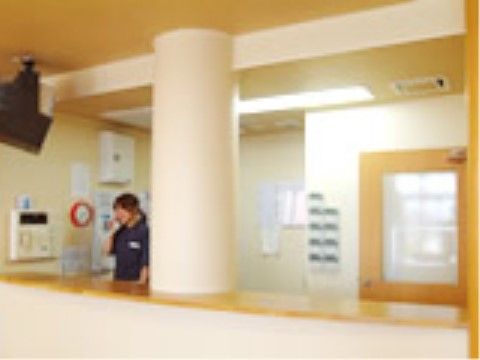スタッフカウンターで業務を行うスタッフ