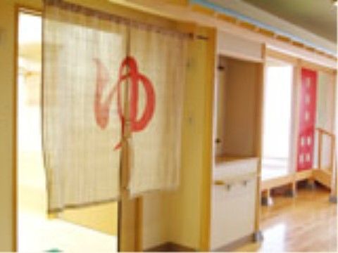 ゆのれんがかかった浴室の入り口