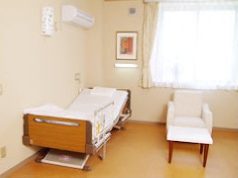 ベッドと椅子が設置された居室