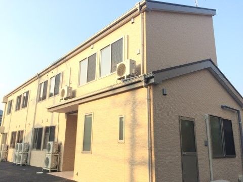 居室の窓が日当たりのいい方角の壁に並んでいる２階建ての建物