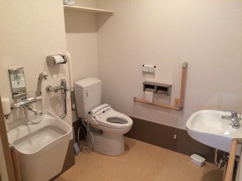 オストメイトの対応も可能な設備が整っている個室トイレ