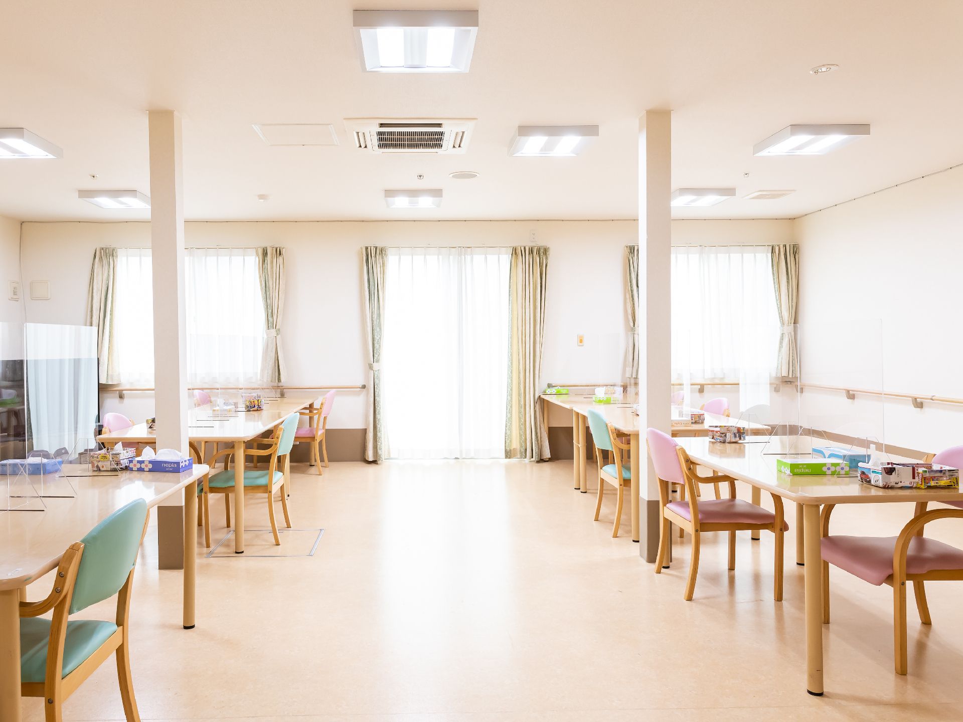 窓が多数設置されて日差しが降り注ぎ、開放感のある共有スペース