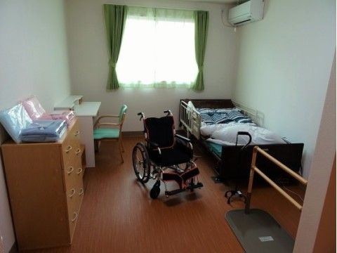 介護ベッドが設置された居室