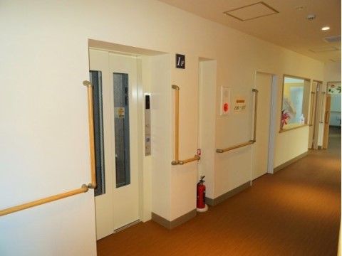 エレベーターが設置された廊下