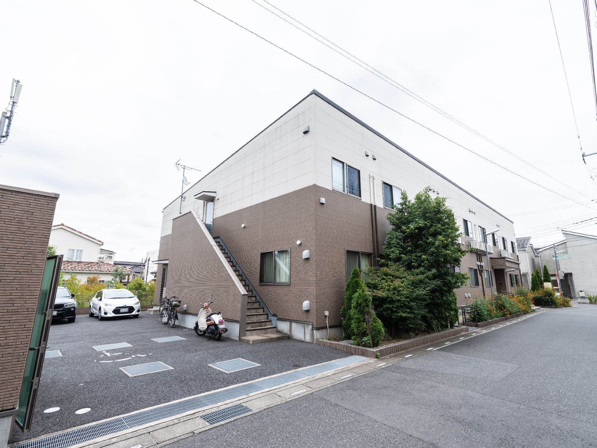 屋根・外壁ともに落ち着いた色合いで、高級住宅のような雰囲気がある外観