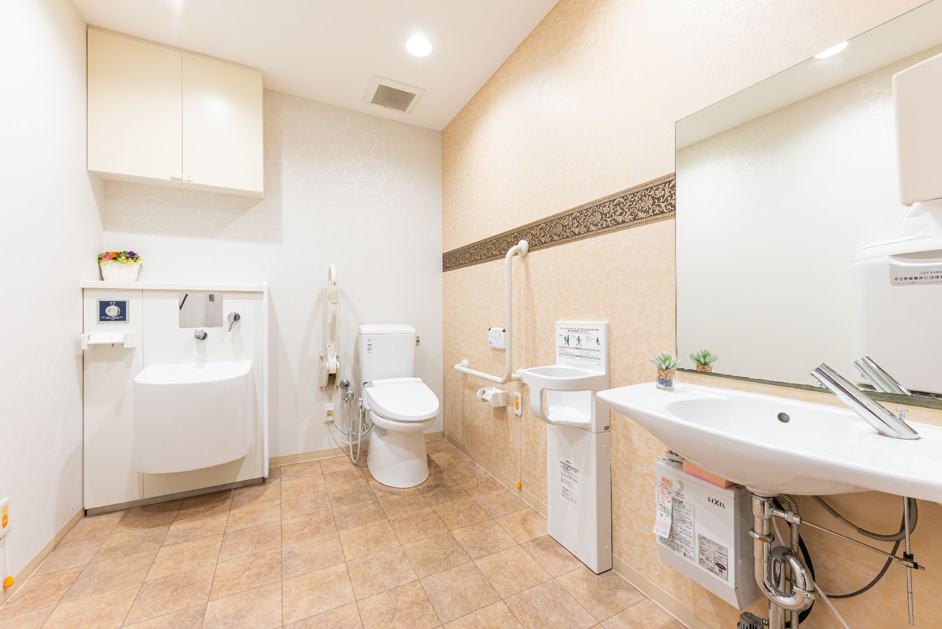 居室内には、白で統一された清潔感のあるトイレと洗面所が完備。トイレはウォシュレットなので冬も便座が温かい。