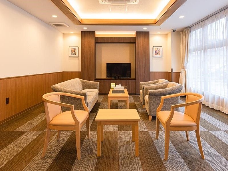 ソファの応接セットやテーブルセット置かれている場所にはテレビも設置されている。