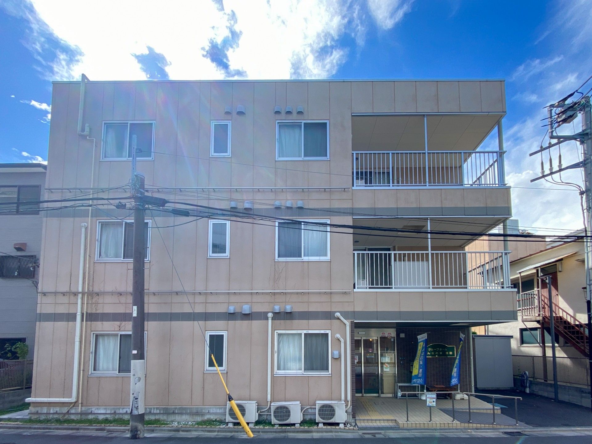 3階建ての外観