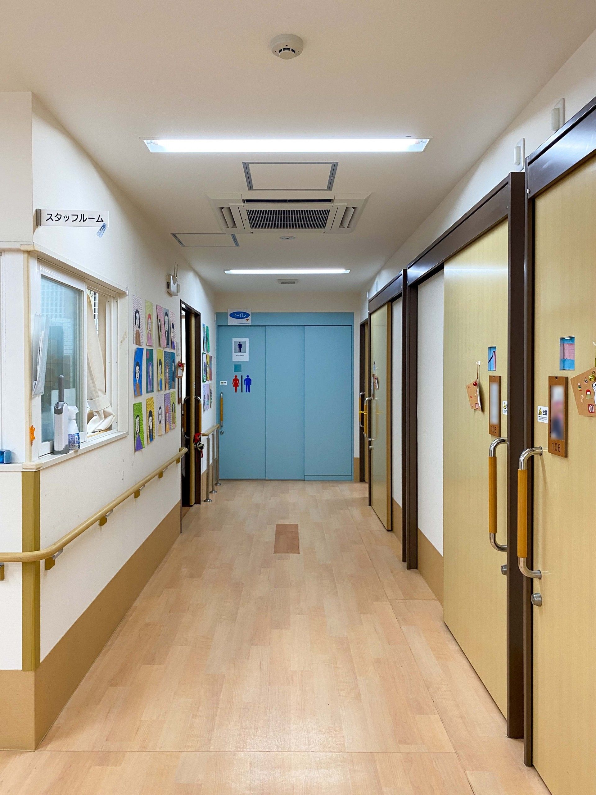 片側に手すりのついた廊下