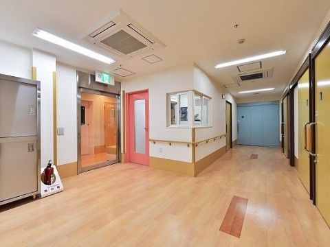 居室前の廊下には、24時間体制で入居者様の安全を見守るスタッフステーションが設置されている。緊急時の対応も迅速である。