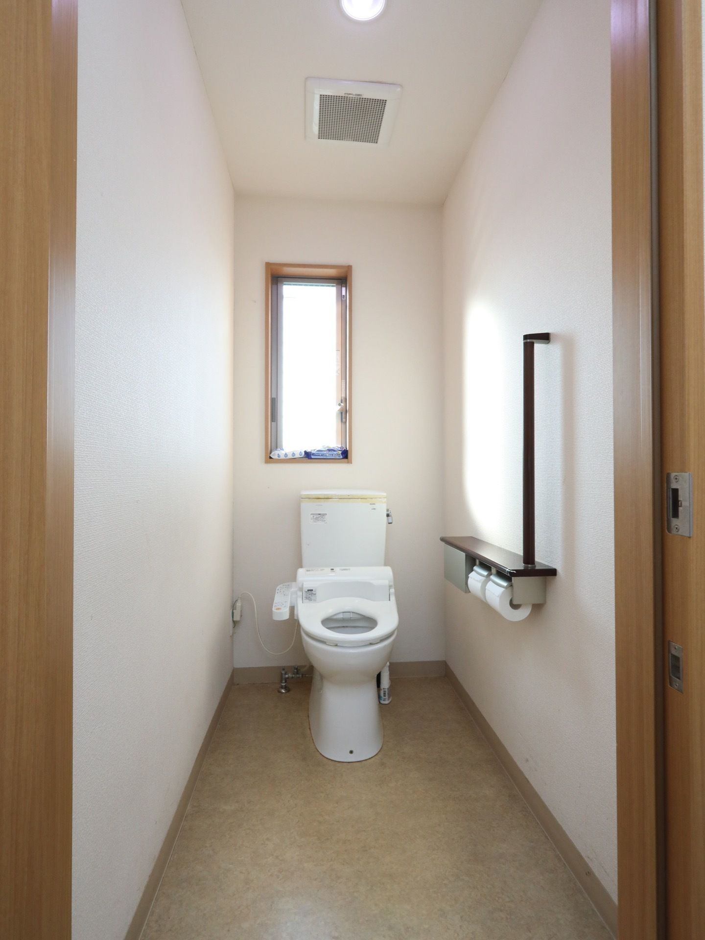 白い壁が美しい清潔感のあるトイレである。奥行きがあるので車椅子をご利用の方にとっても使いやすい設計である。
