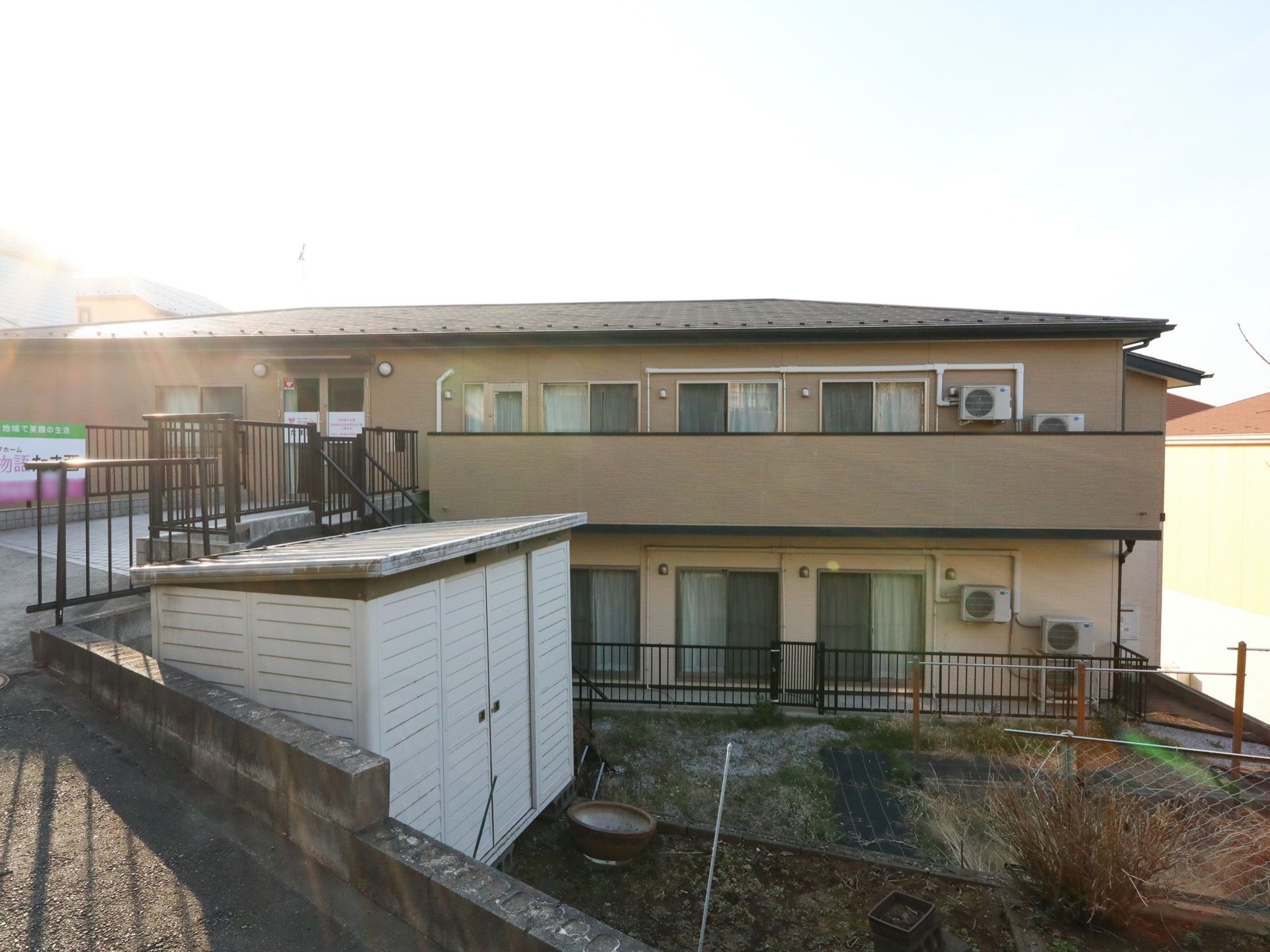施設は２階部分に玄関がある。各居室にはベランダが完備されていて、天気のよい日には自然豊かな景色が堪能できる。