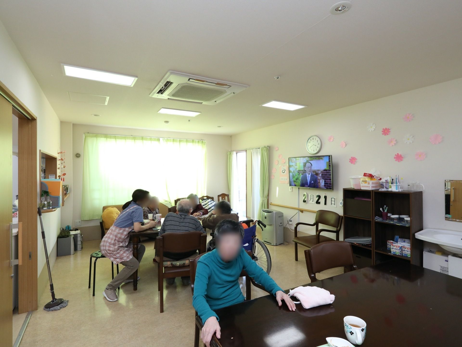 日当たりがよく環境に恵まれた食堂である。テレビを観て楽しんだり、おいしいお茶を飲んでリラックスをしたり、自由に過ごすことができる。
