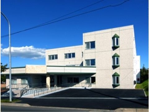 施設は小高い丘の上にある。玄関は階段とゆるやかなスロープが用意されており、来訪者様の体調や身体状況に合わせて使い分けていただける。