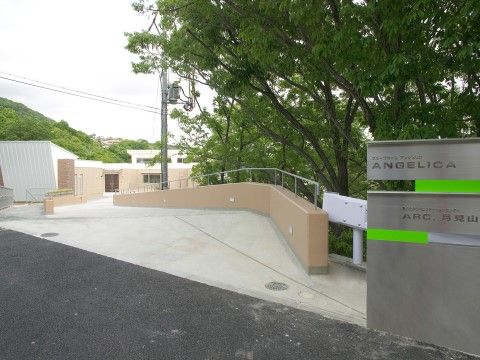 施設の周りは山々で囲まれている。時にはみんなで散策に出ることもでき、緑に包まれる感触を楽しむことができる。