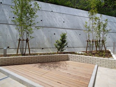 デザイン性も考えて作られた中庭はとてもお洒落。1年を通して緑豊かな景色を眺められるのがポイントである。