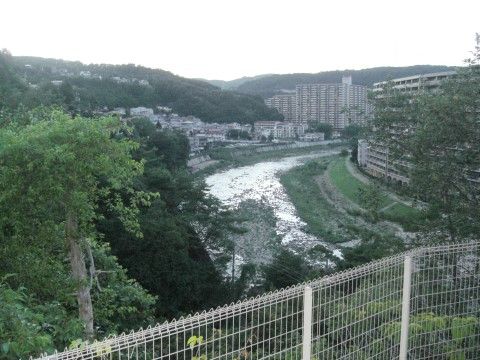 ベランダからは、近くを流れる川も見ることができる。山の静けさと川のせせらぎが心をリフレッシュさせてくれる。