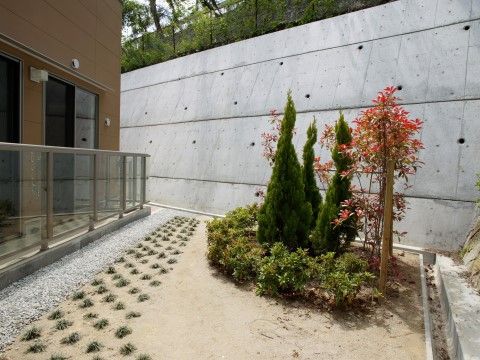 見るものを楽しませてくれる中庭は、植栽もデザイン性を考えて施されており、ゆっくりと眺められる。入居者様にも非常に人気である。