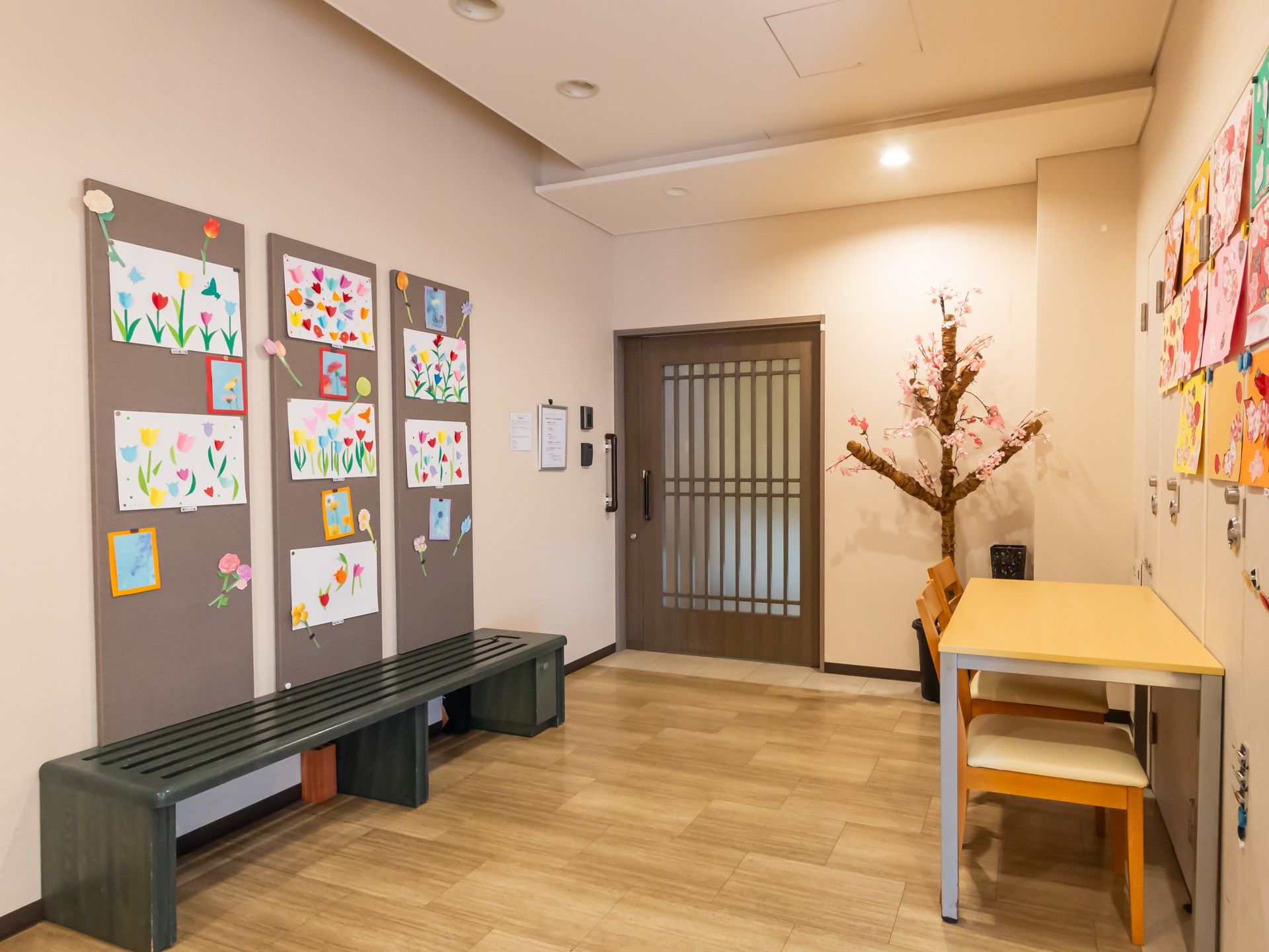 作品が飾られた廊下