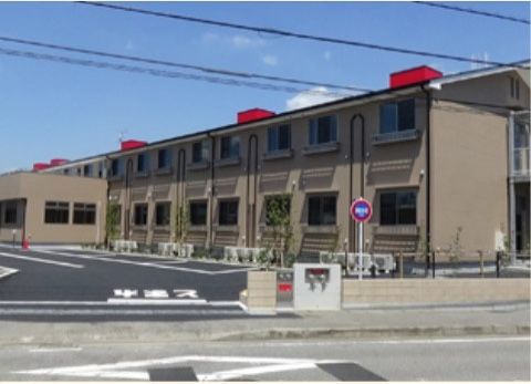 正面玄関を入ると落ち着いた茶色の建物がある。建物には窓がたくさんあり、陽の光がたくさん入るようになっている。