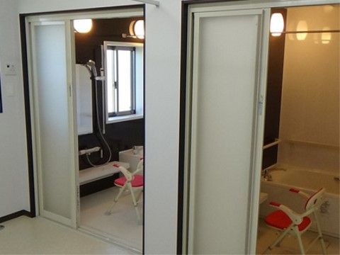 個別の浴室は白をベースにしていて清潔感があり、一人がつかれる大きさの浴槽がある。浴室には手すり付きの椅子がある。
