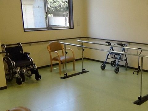 平行棒や歩行車が備え付けられたトレーニング室である。大きな窓があり、外の光がたくさん入るようになっている。