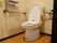 手すり付きの洋式トイレとなっているので、起ち居が困難な方でも安心して使えるようになっています。緊急時の呼びブザーが設置してあります。