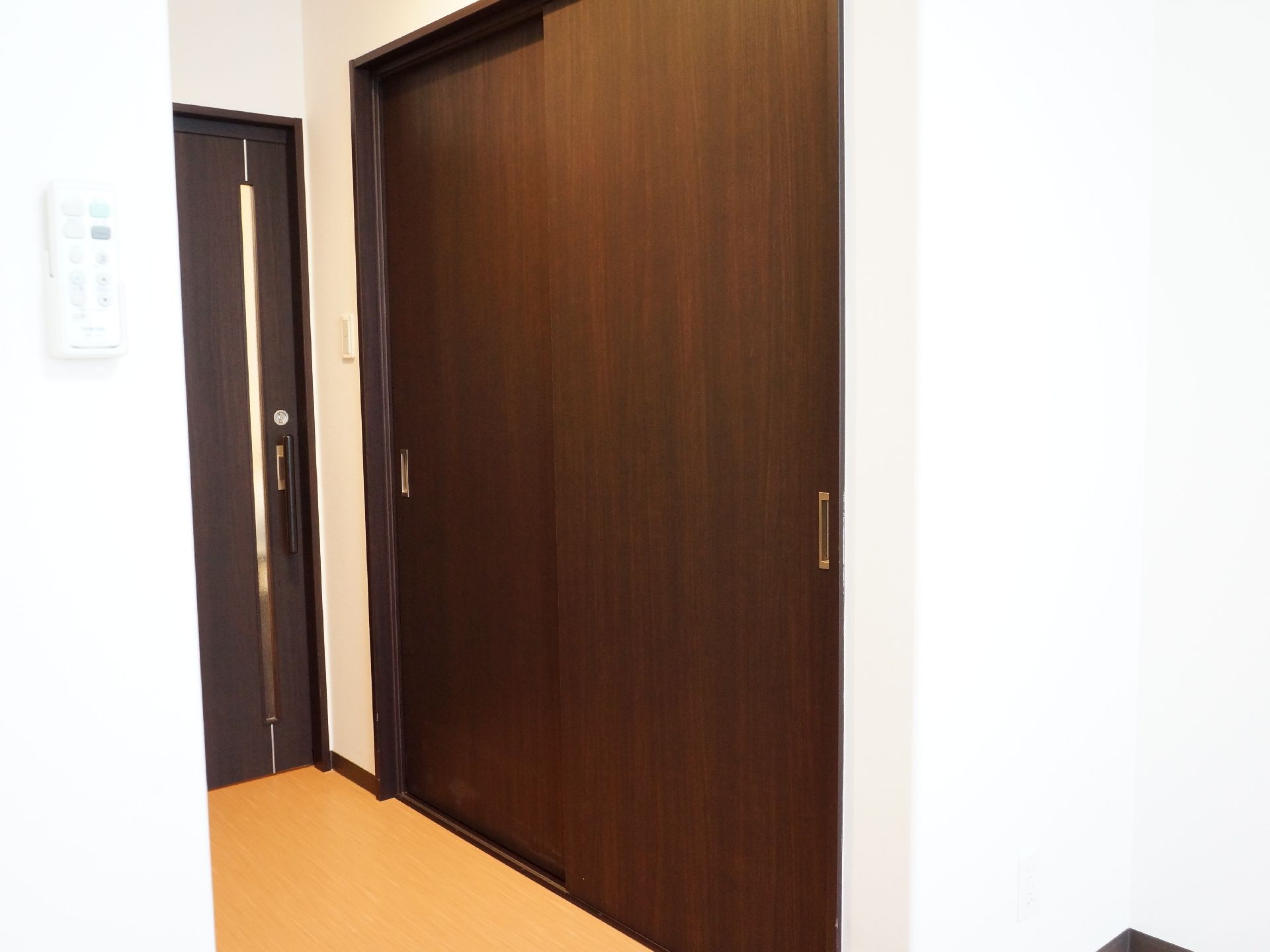 完全個室になっている入り口より入室すると、すぐ最初に収納室があります。向かい合わせにトイレが設置されています。