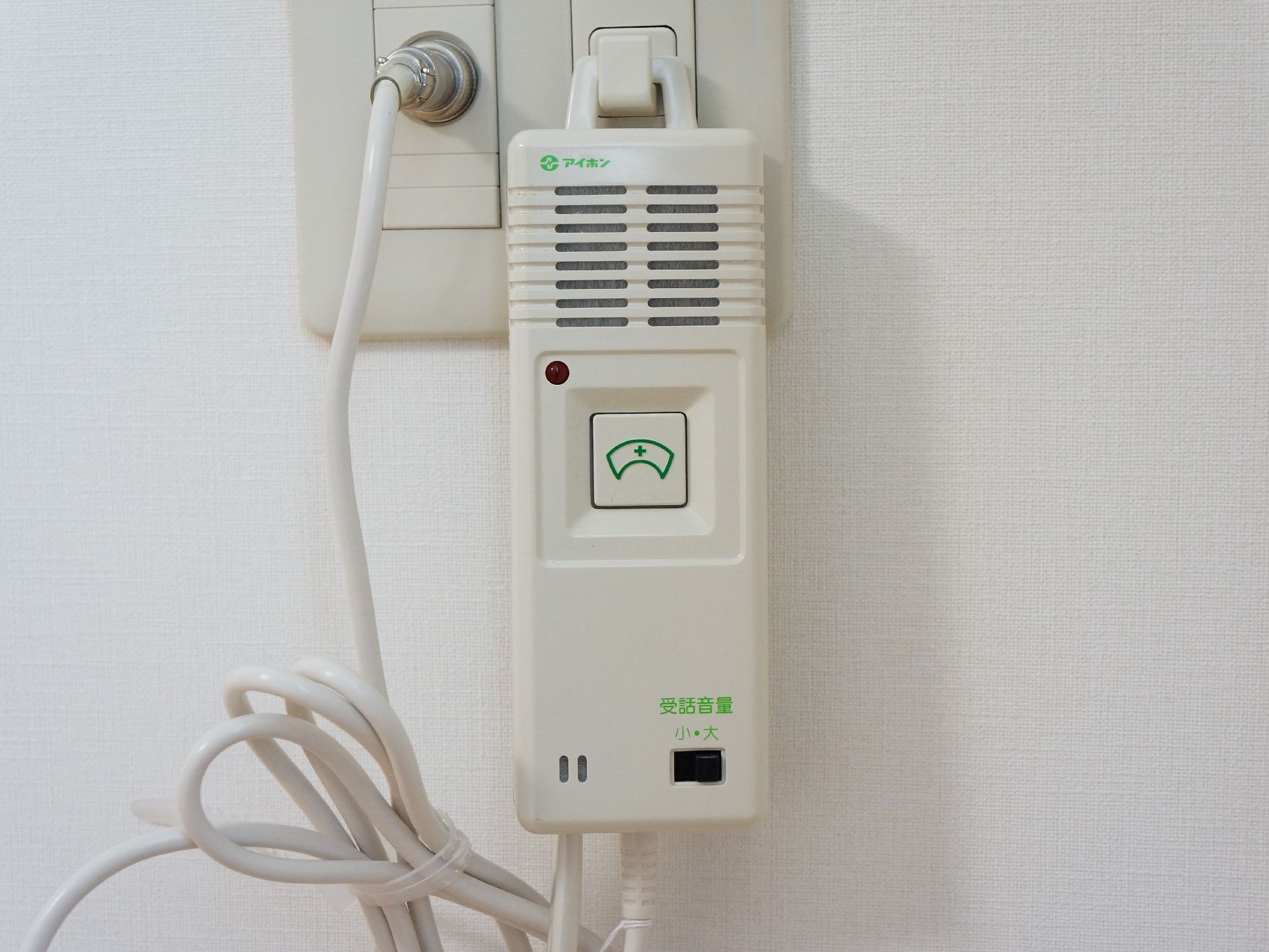 壁には緊急時にスタッフへつながる呼び出し用のブザーがあります。コードが長いので、寝るときは、枕元など、身近に置いておくことができます。