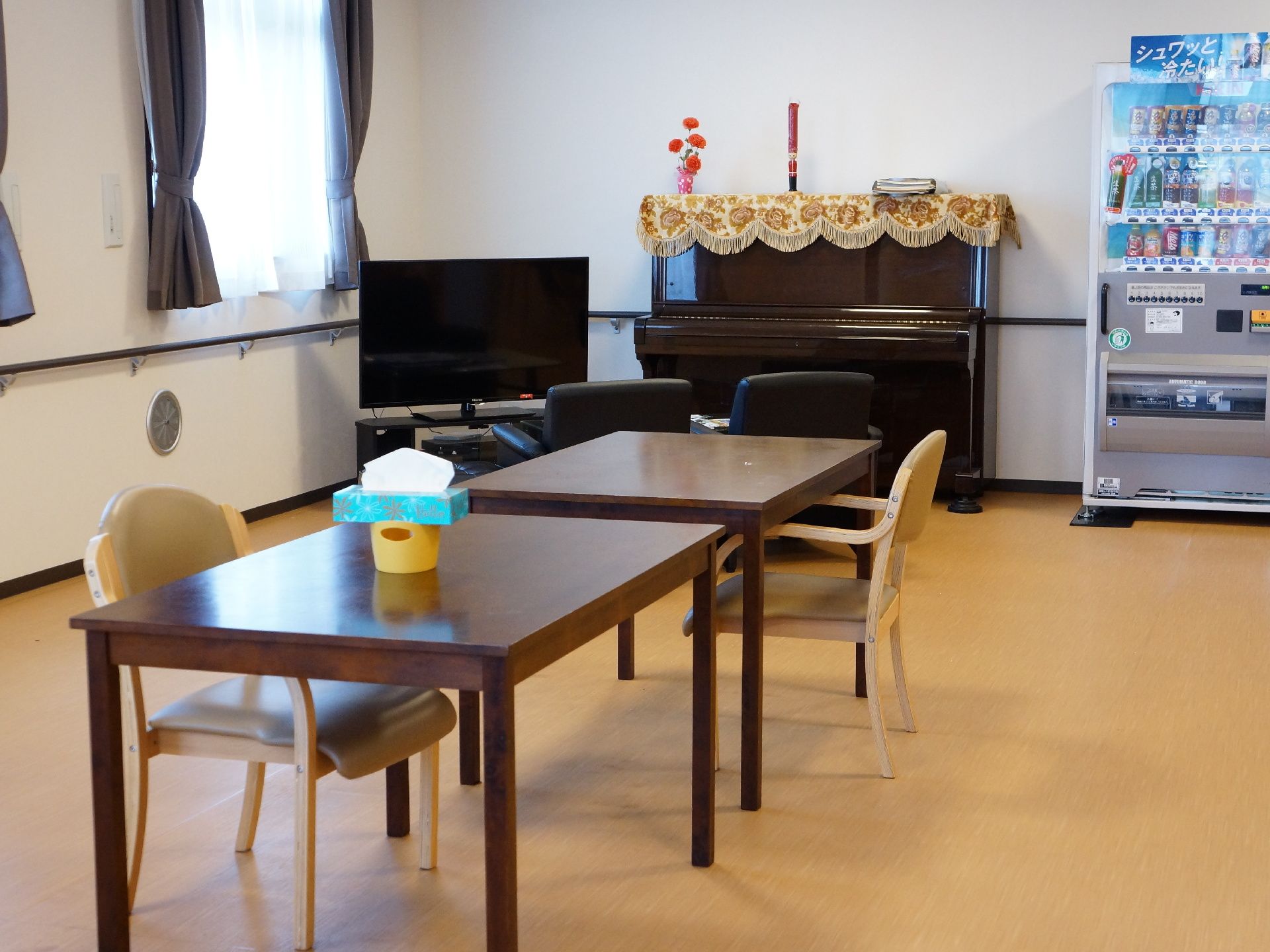 食堂には、アップライトピアノとテレビが設置されていますので、食前食後に居住者同士が交流を持つことができます。