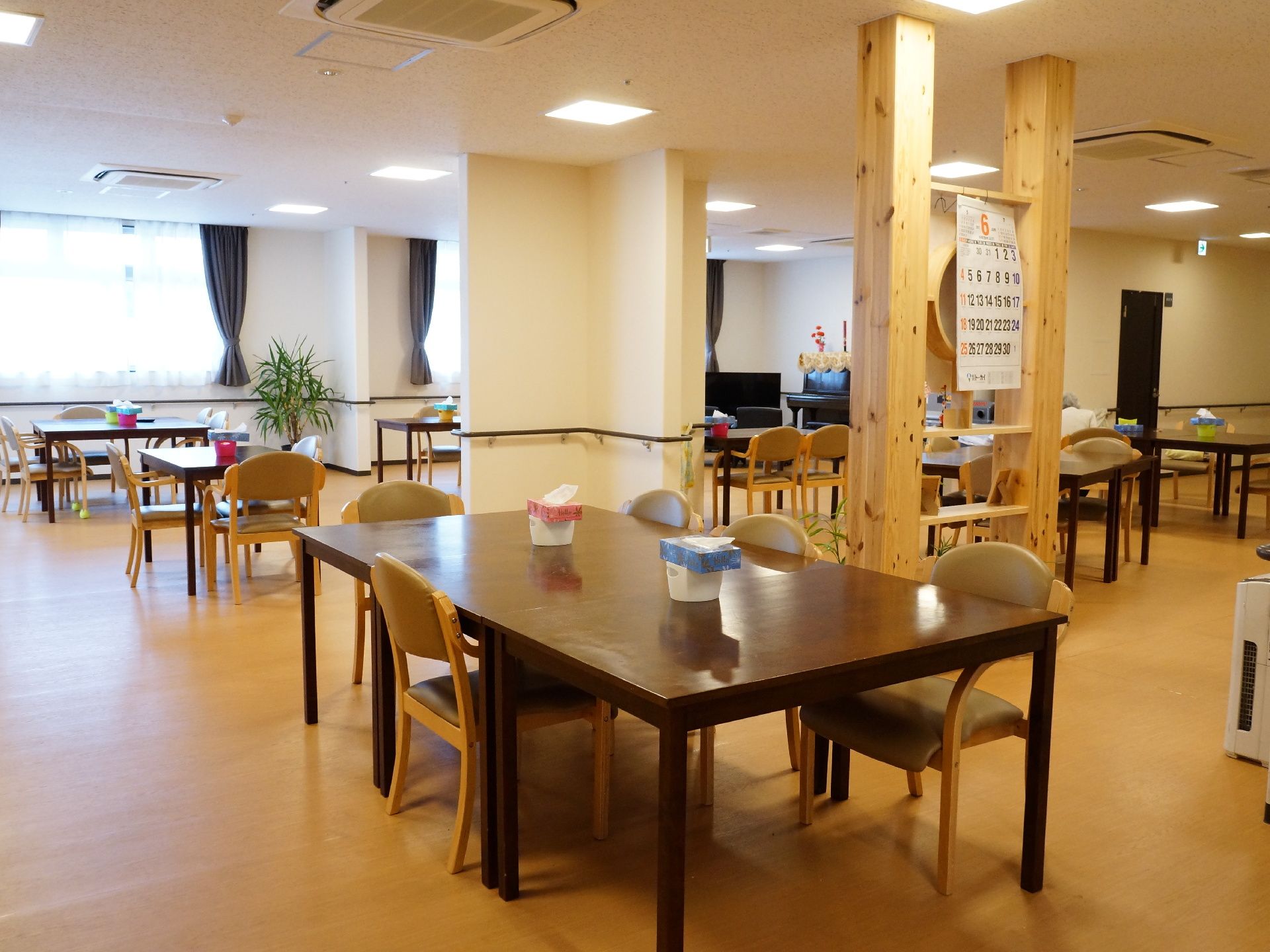 ウッドが基調となった落ち着きある食堂で、壁には手すりが設置されているため、足腰に不安がある方や、起ち居が困難な方でもスムーズに移動できます。