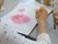 訓練室では、塗り絵を楽しむ入居者がいます。花びら一枚一枚を丁寧に塗っていく手作業もリハビリの一環です。