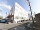都市部にある白い建物の外観