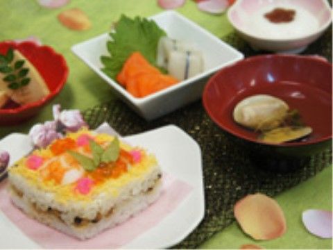 はまぐりのお吸い物やちらし寿司が並んだ、ひな祭り用のメニュー