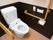 トイレには温水洗浄便座を取りつけており、壁に操作パネルが設置されている。急病時などに備え非常ボタンも取りつけている。