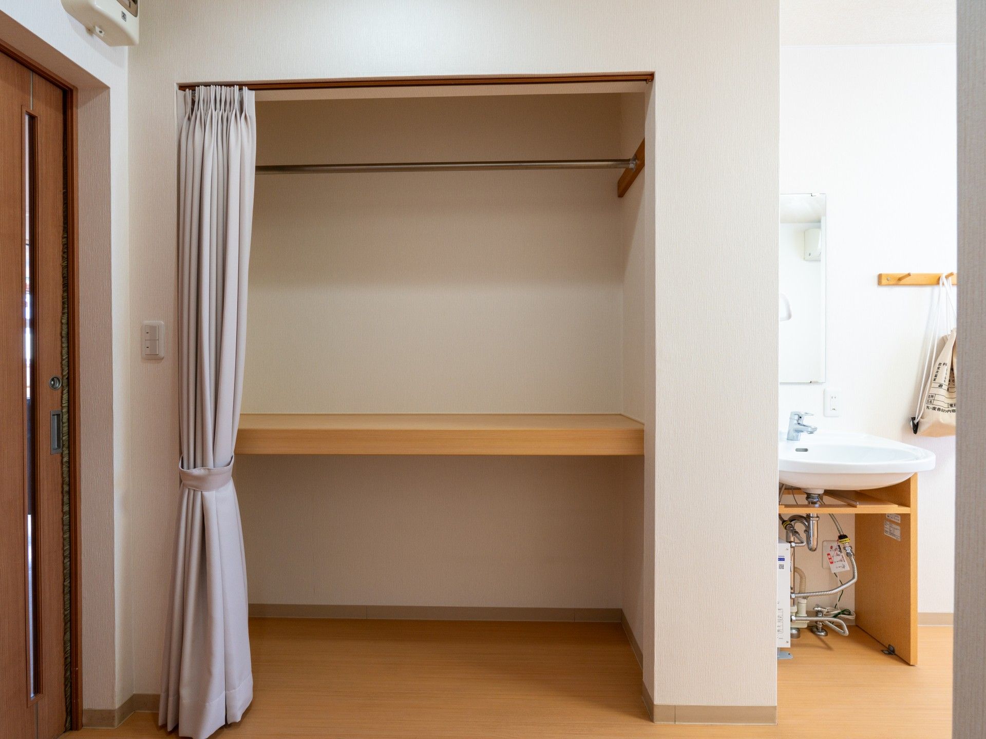 カーテン付き収納スペース
