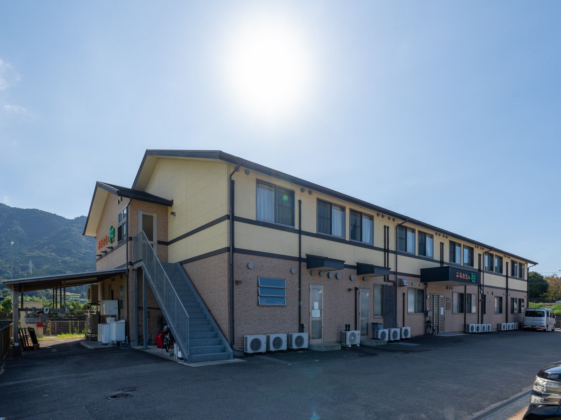 日差しが降り注ぐ建物外観